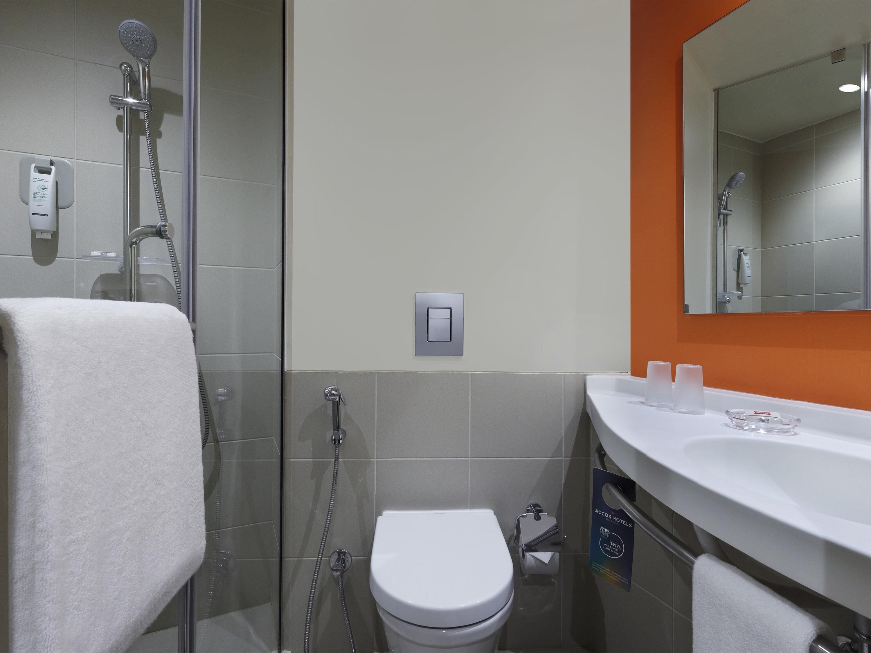 Minibar, caja de seguridad en la habitación y escritorio 