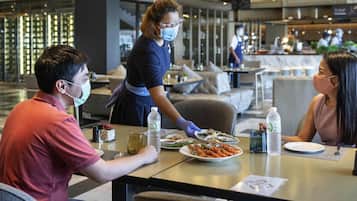 Petit déjeuner, déjeuner et dîner servis sur place