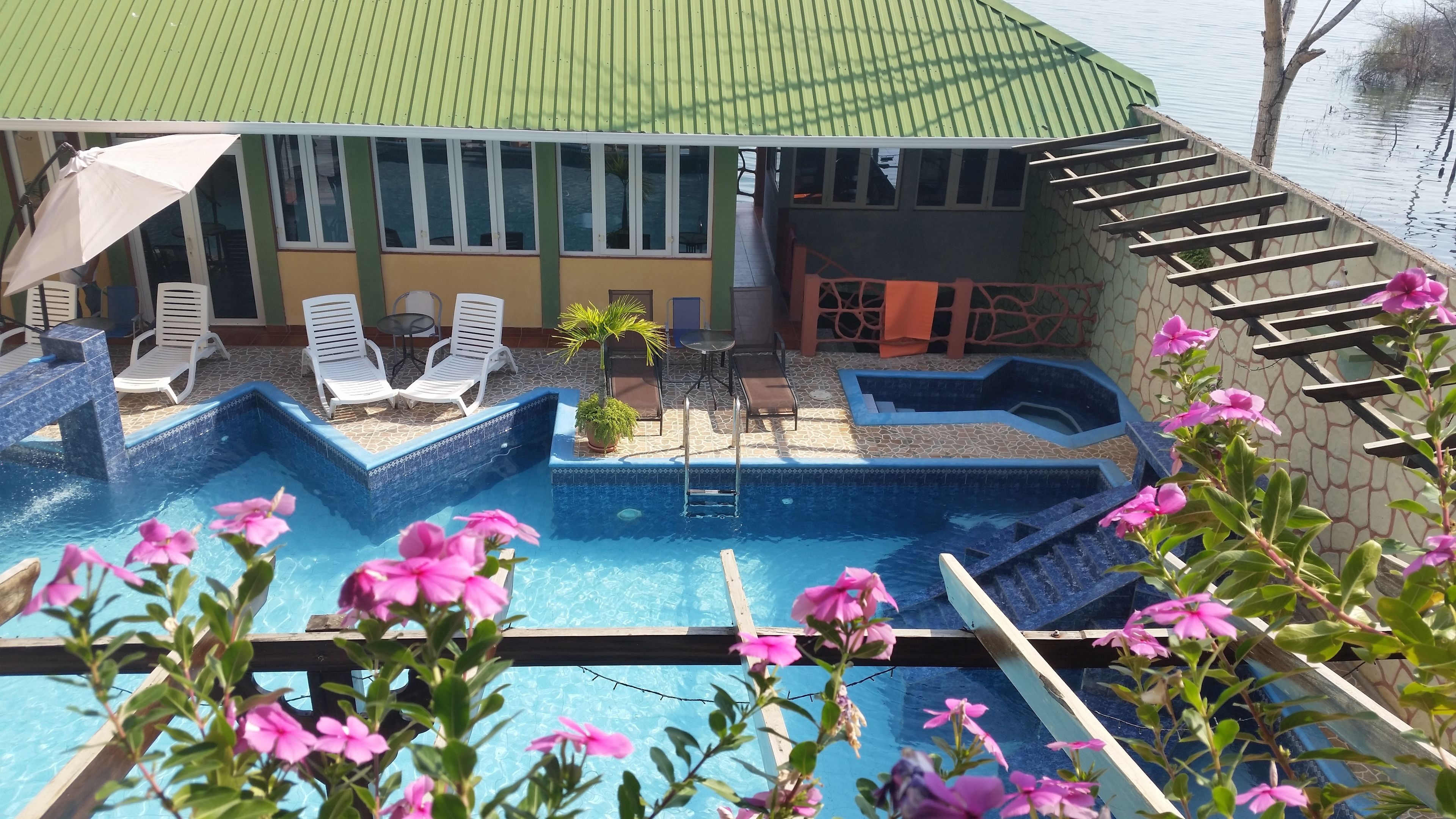 Una piscina al aire libre