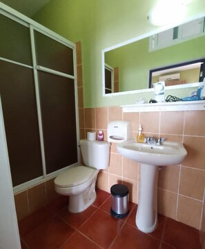Double Room, 2 Queen Beds | Bathroom