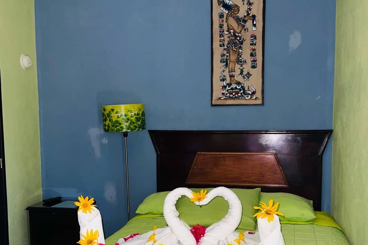 Room, 1 Katil Ratu (Queen) | Gebar bulu kapas, bar mini, peti besi dalam bilik, meja
