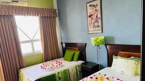 Dobbeltrom, 2 queensize-senger | Dundyner, minibar, safe på rommet og skrivebord