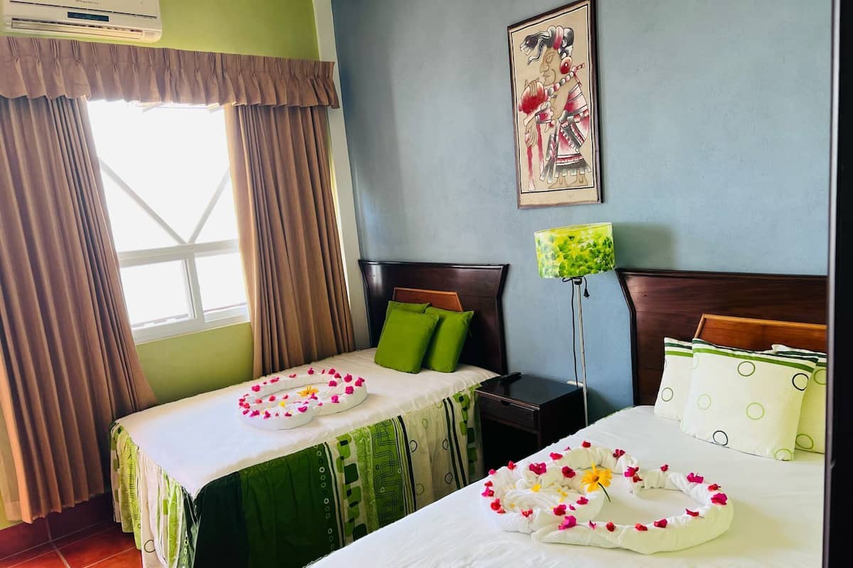 Double Room, 2 Katil Ratu (Queen) | Gebar bulu kapas, bar mini, peti besi dalam bilik, meja