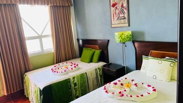 Habitación doble, 2 camas Queen size | Edredón, minibar, caja de seguridad en la habitación y escritorio