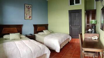 Cubrecamas, minibar, caja de seguridad en la habitación y escritorio