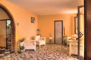 Lobby sitting area - Hotel Brise de Mer (Ota)
