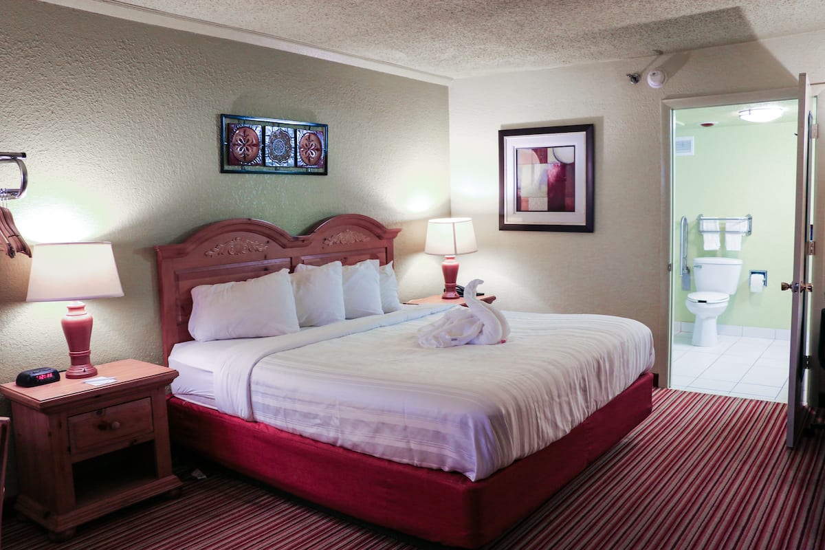 Superior Room, 1 Katil Raja (King), Accessible, Non Smoking | Meja, kalis bunyi, seterika/papan seterika, katil bayi/kot (surcaj)