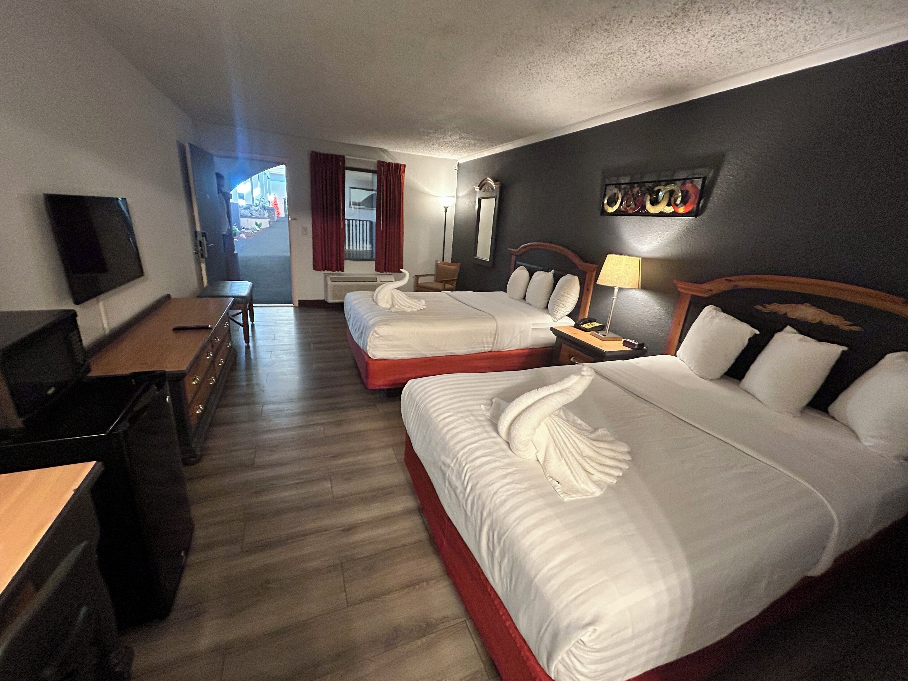 办公桌、熨斗/熨板、婴儿床、折叠床/加床（额外收费）