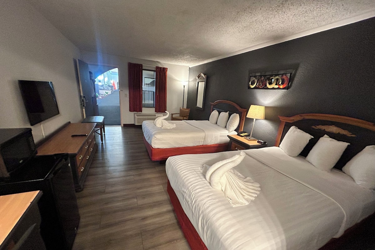 TyöpöytÀ, silitysrauta/-lauta, vauvansÀngyt, lisÀvuoteet