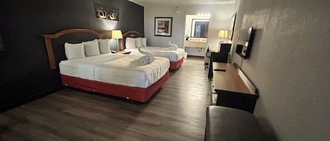 Habitación superior (Two Full Bed) | Escritorio, tabla de planchar con plancha, cunas y camas extra