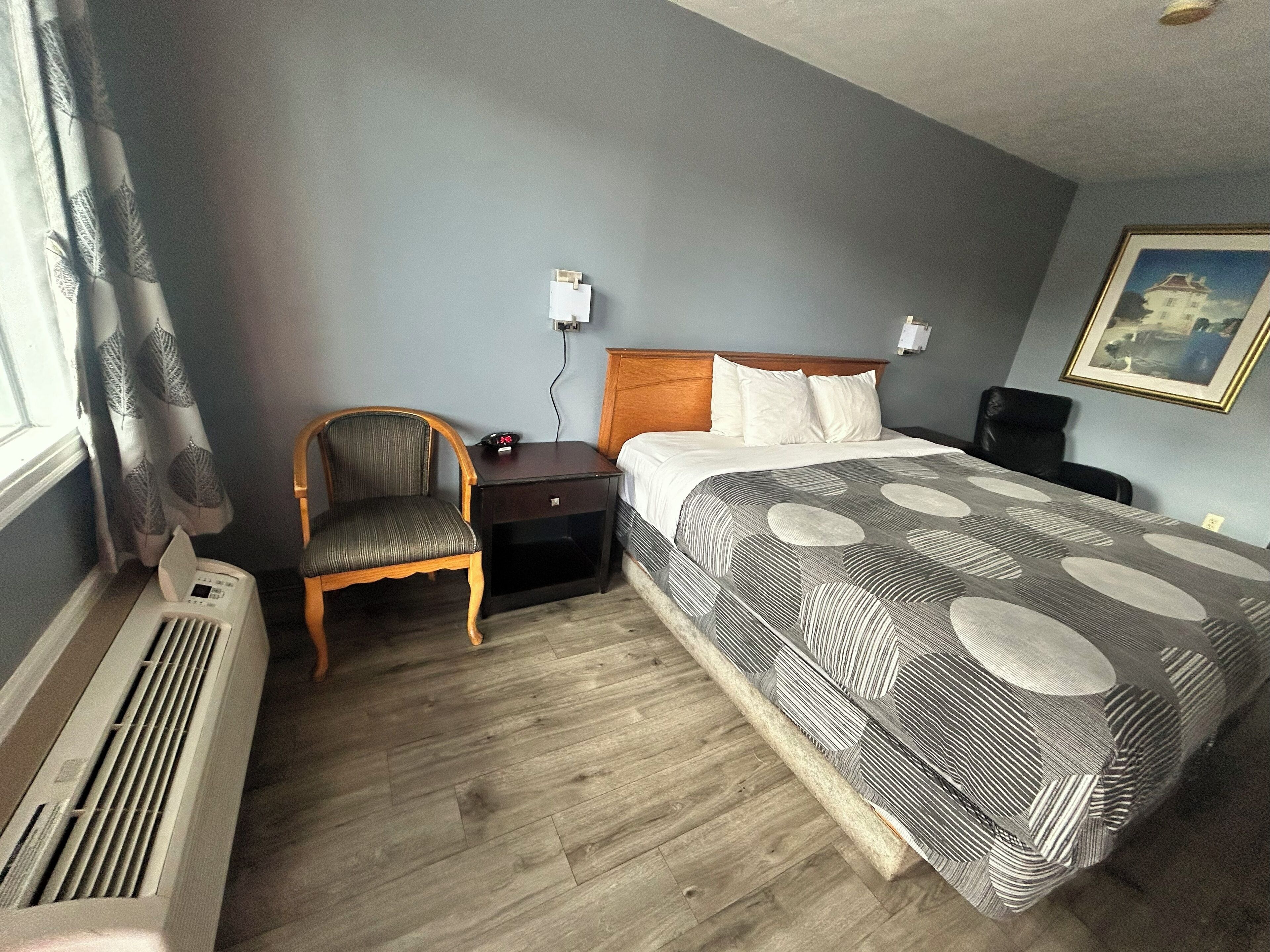 办公桌、熨斗/熨板、婴儿床、折叠床/加床（额外收费）