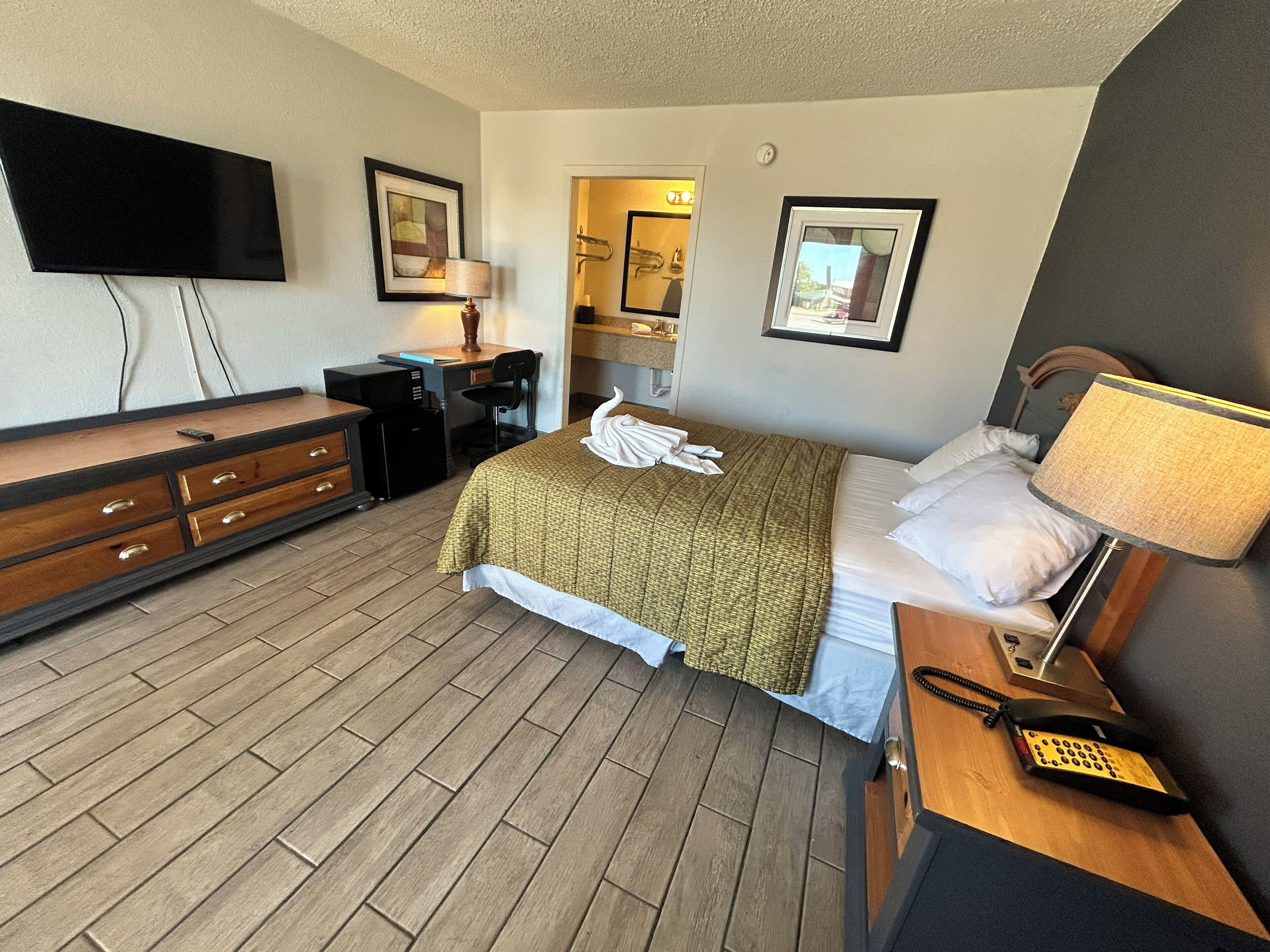 办公桌、熨斗/熨板、婴儿床、折叠床/加床（额外收费）