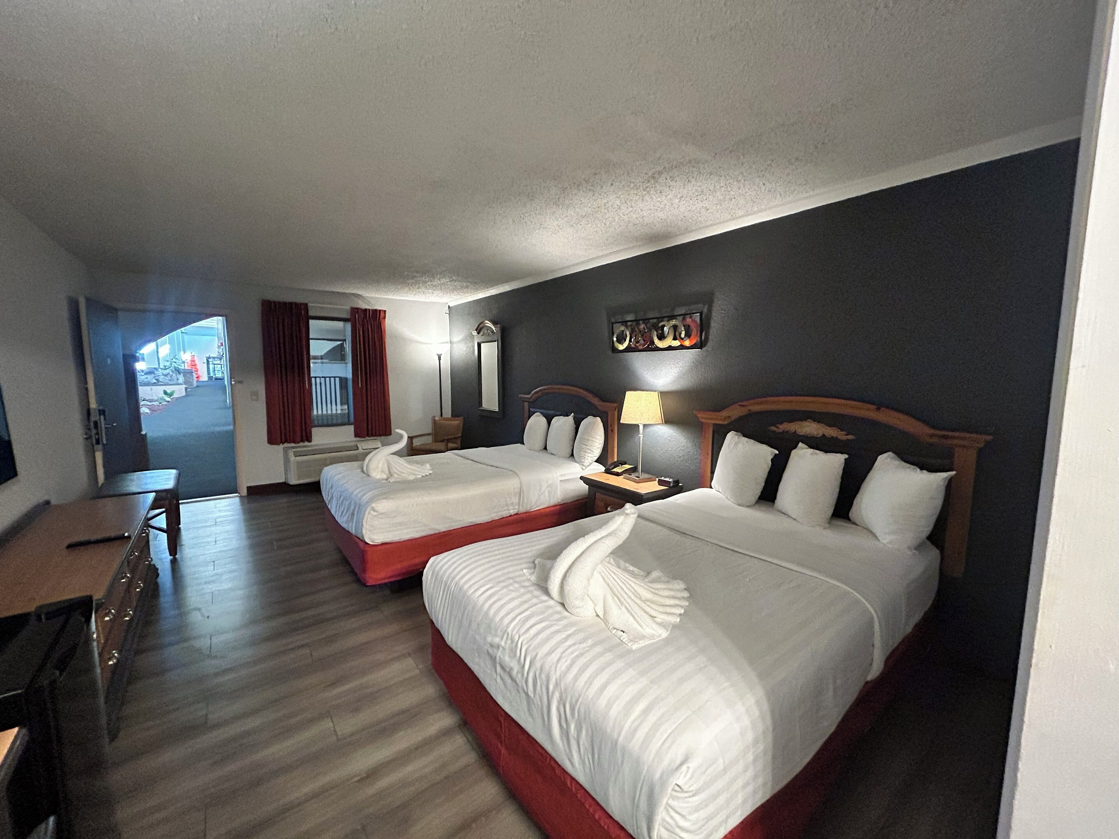 办公桌、熨斗/熨板、婴儿床、折叠床/加床（额外收费）