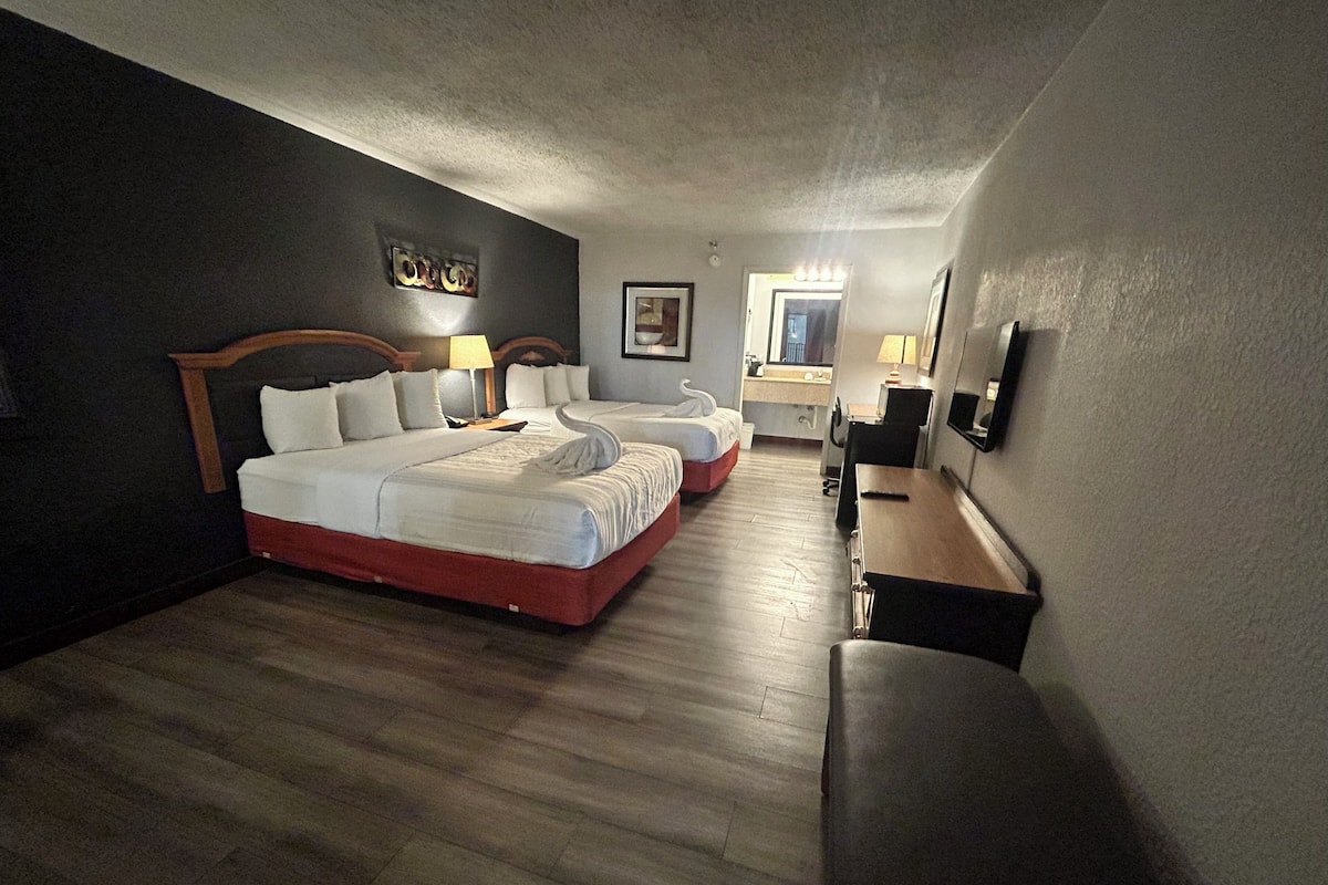 Bureau, fer et planche à repasser, lits bébé (en supplément)