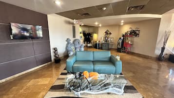 Coin salon dans le hall