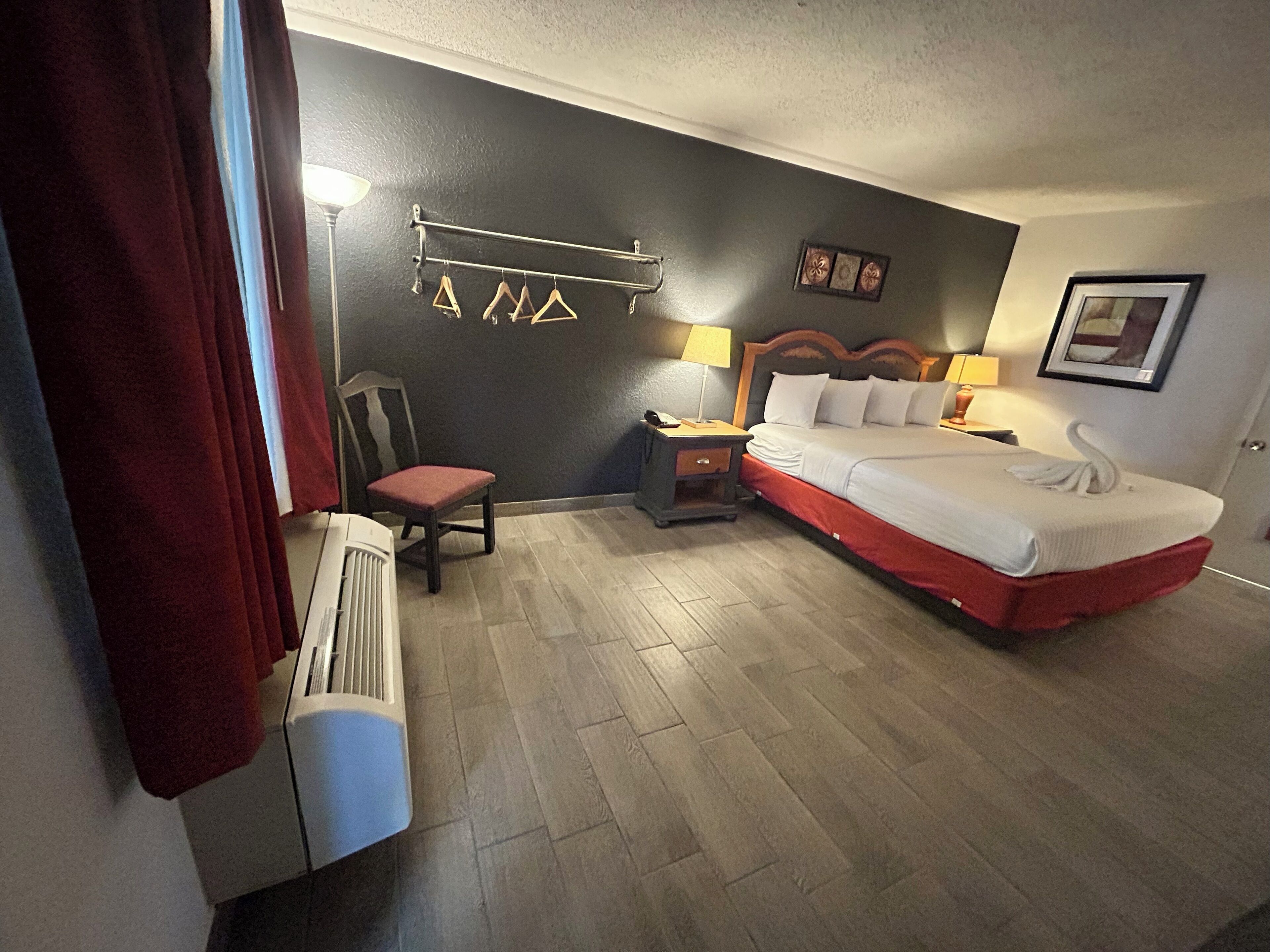 办公桌、熨斗/熨板、婴儿床、折叠床/加床（额外收费）