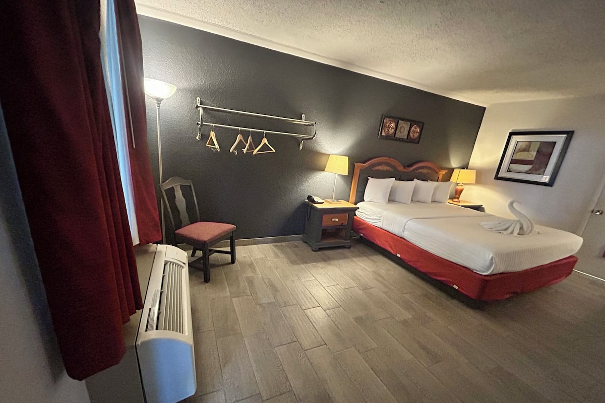 TyöpöytÀ, silitysrauta/-lauta, vauvansÀngyt, lisÀvuoteet