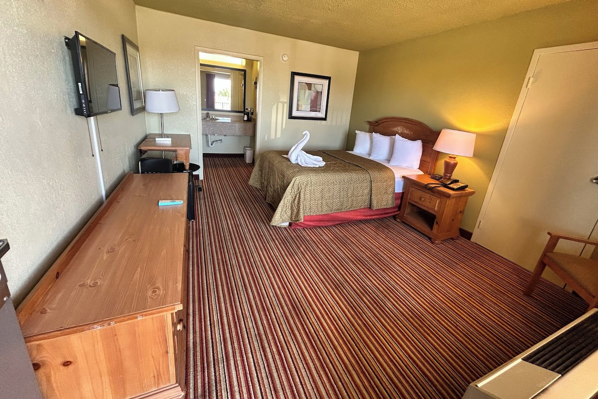 Bureau, fer et planche à repasser, lits bébé (en supplément)