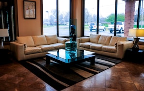 2 bars/lounges