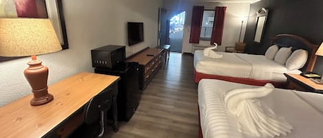 Escritorio, tabla de planchar con plancha y cunas