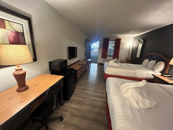 Työpöytä, silitysrauta/-lauta, vauvansängyt, lisävuoteet