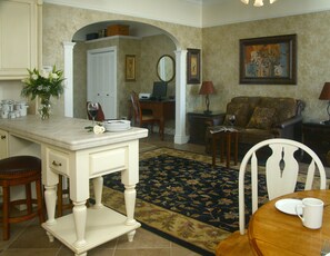 Deluxe King Suite | Living area - Victorian Inn (Ferndale)