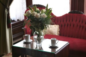 King Room | Living area | Flat-screen TV - Victorian Inn (Ferndale)