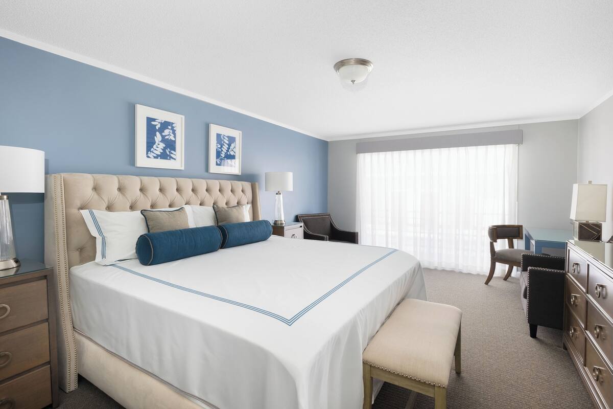 Egyptian cotton sheets, premium bedding, pillowtop beds, desk