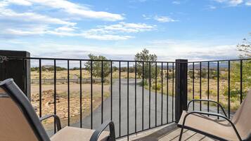 Suite, 1 kingsize bed, bubbelbad, uitzicht op bergen | Verduisterende gordijnen, geluiddichte muren