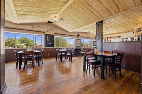 Restaurant. Broken Spur Inn & Steakhouse