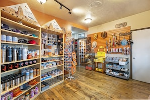Gift shop - Broken Spur Inn & Steakhouse (Torrey)