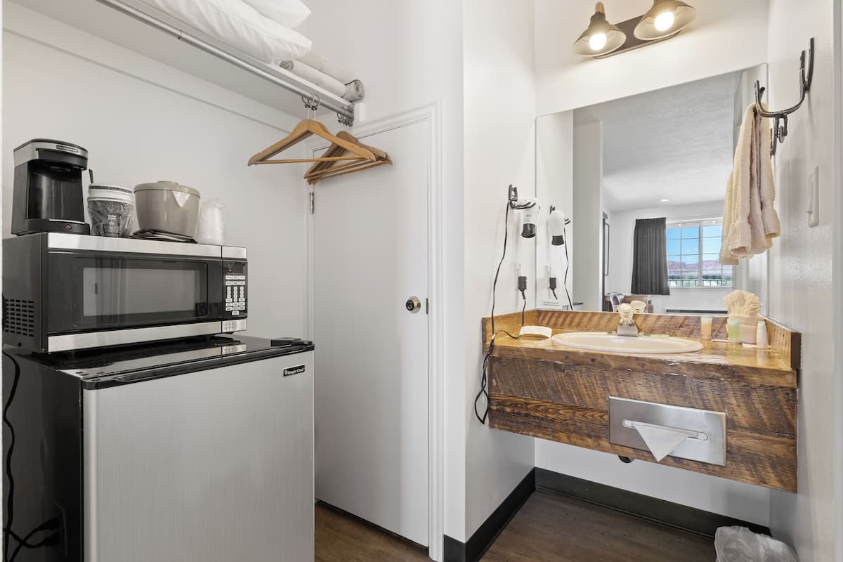 suite, 1 king bed, jetted tub, mountain view | bathroom | combined shower/bathtub, free toiletries, hair dryer, towels