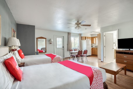 Escritorio, tabla de planchar con plancha, wifi gratis y ropa de cama