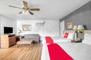 Escritorio, tabla de planchar con plancha, wifi gratis y ropa de cama 