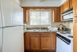 Chambre Prestige, 2 grands lits, cuisinette | Cuisinette privée | Mini-réfrigérateur, four à micro-ondes, cafetiÚre-théiÚre