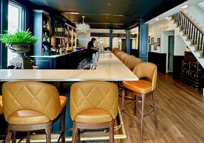 Melayani makan malam 