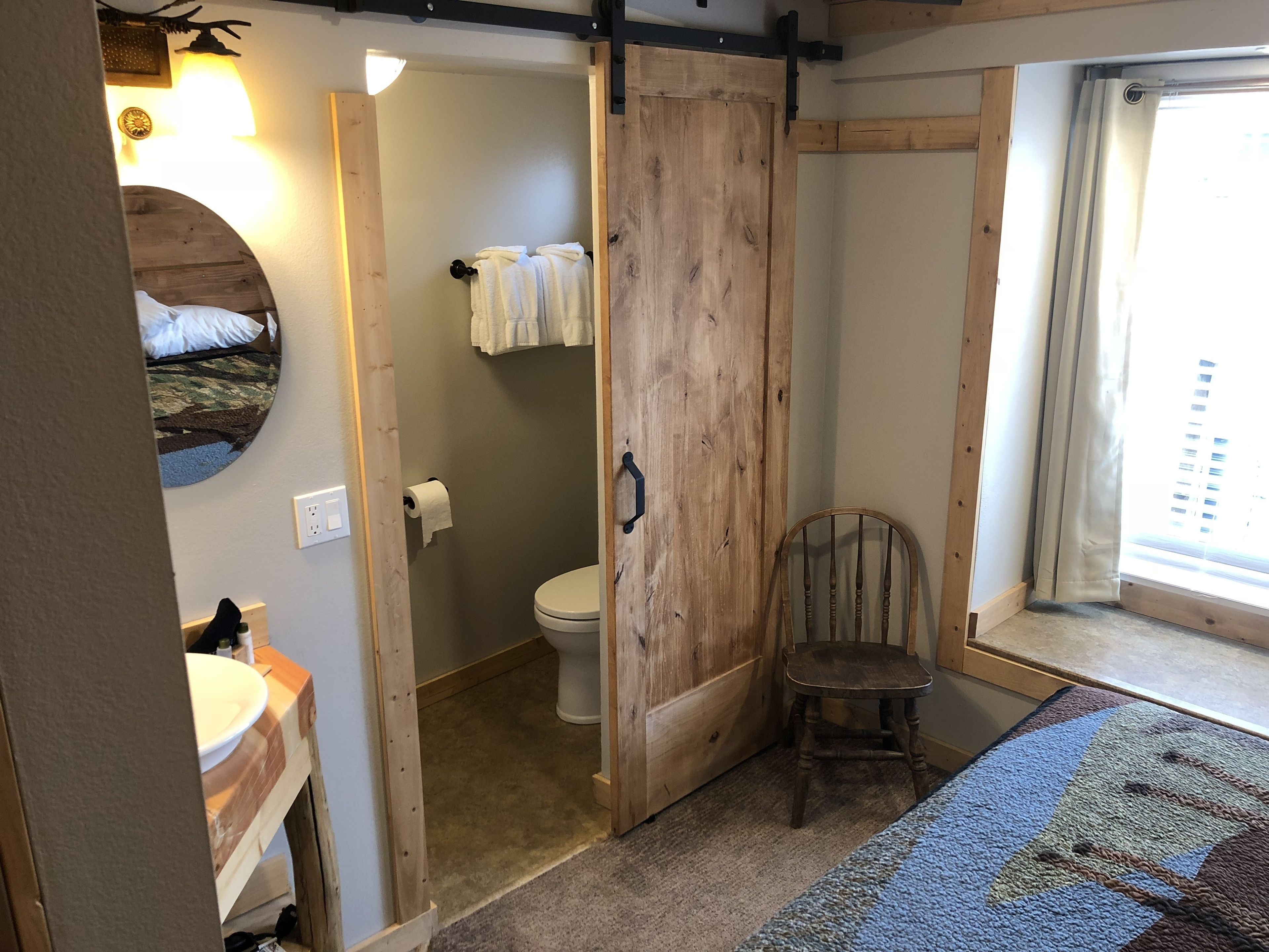 Motel, Deluxe Family Room, 2 Bedroom 2 bathroom, 2 TV'S, Non-Smoking | Bathroom | Free toiletries, towels