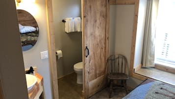 Motel, Deluxe Family Room, 2 Bedroom 2 bathroom, 2 TV'S, Non-Smoking | Bathroom | Free toiletries, towels