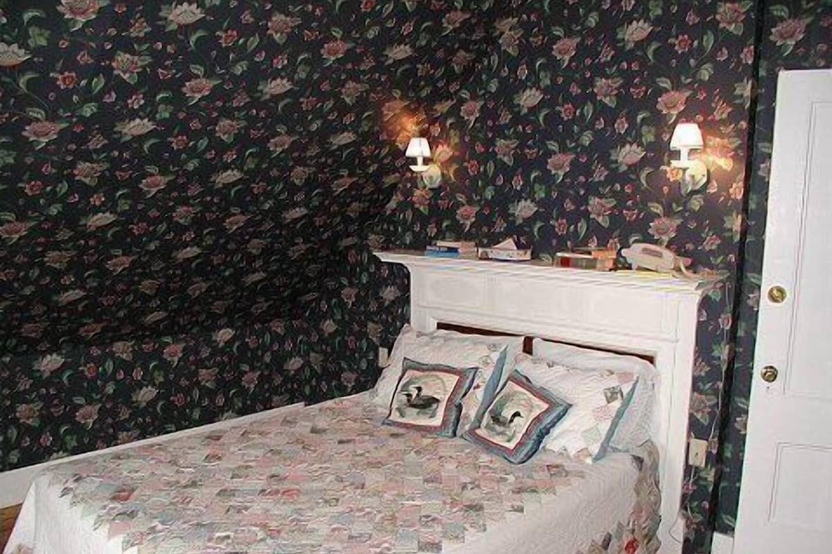 Third Floor Queen, Small Room, Shower