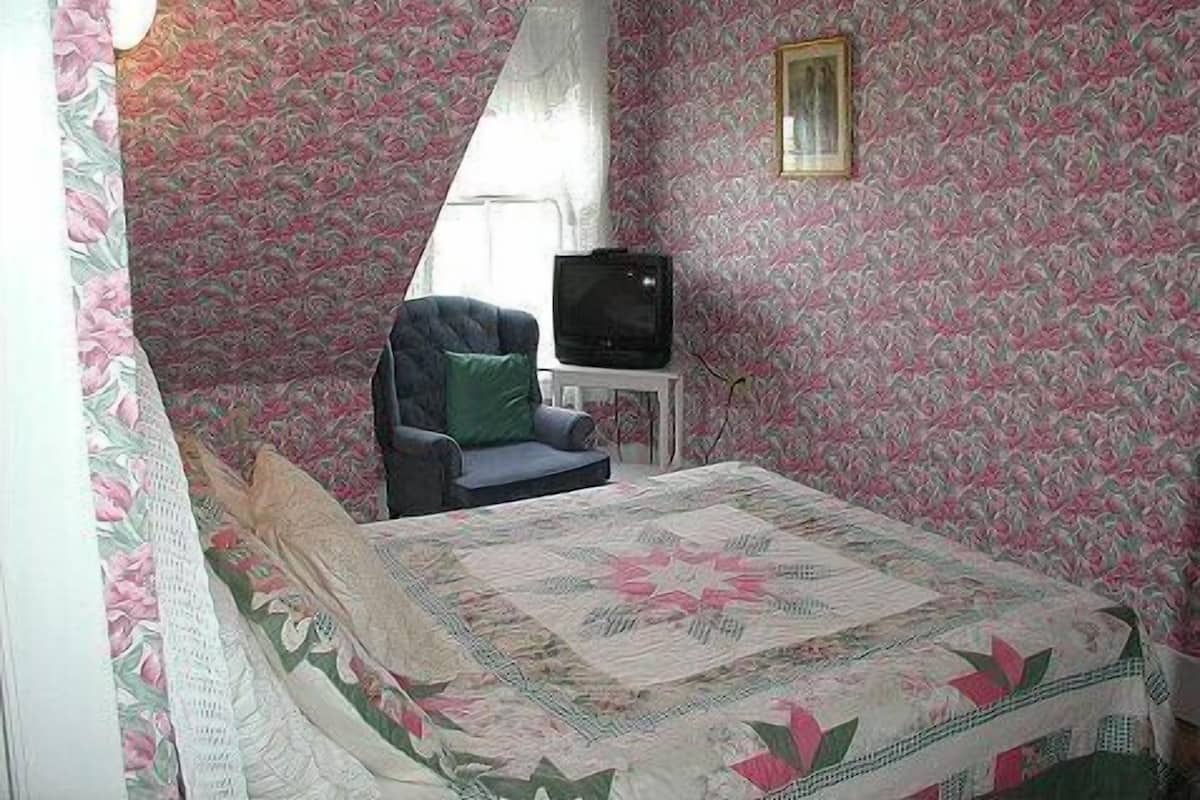 Third Floor Small Queen-bedded Room, Shower