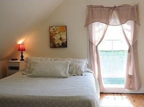 XXRoom 301 | Hypo-allergenic bedding, individually furnished, free WiFi, bed sheets - The Central House (Bar Harbor)