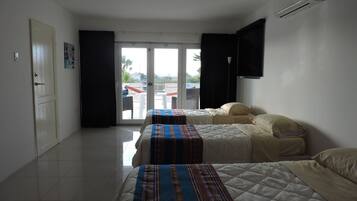 Habitación triple Deluxe, 1 habitación, vistas a la piscina | Wifi gratis y ropa de cama