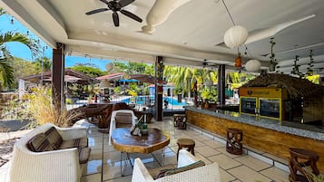 Phục vụ bữa sáng, bữa trưa, bữa tối, đặc sản vùng