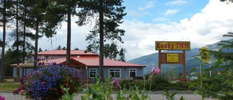 A Rocky Inn with a red roof and a signboard.