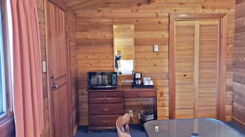 Habitación estándar, 2 camas de matrimonio | Zona de estar | Televisión de pantalla plana de 32 pulgadas con canales digitales