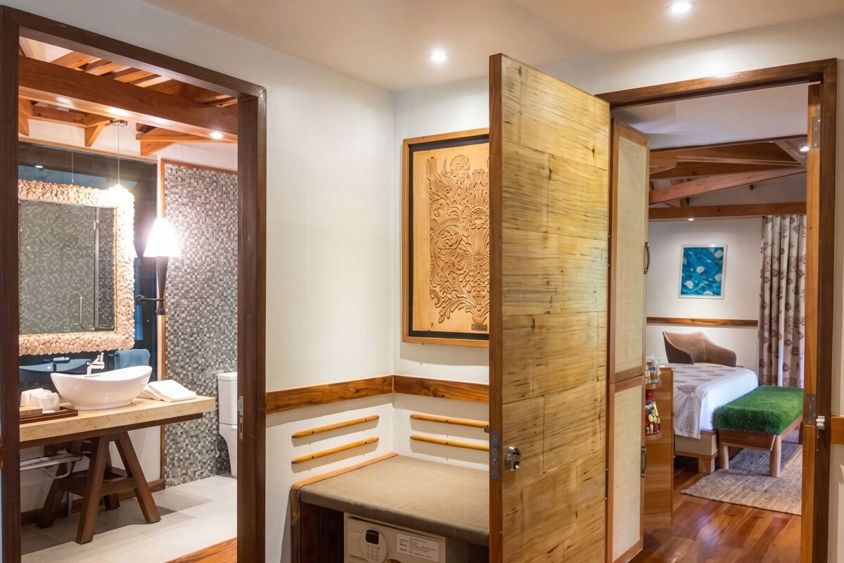 Ropa de cama de alta calidad, minibar, caja fuerte y escritorio