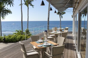 Serveert ontbijt, lunch, diner, internationale gerechten