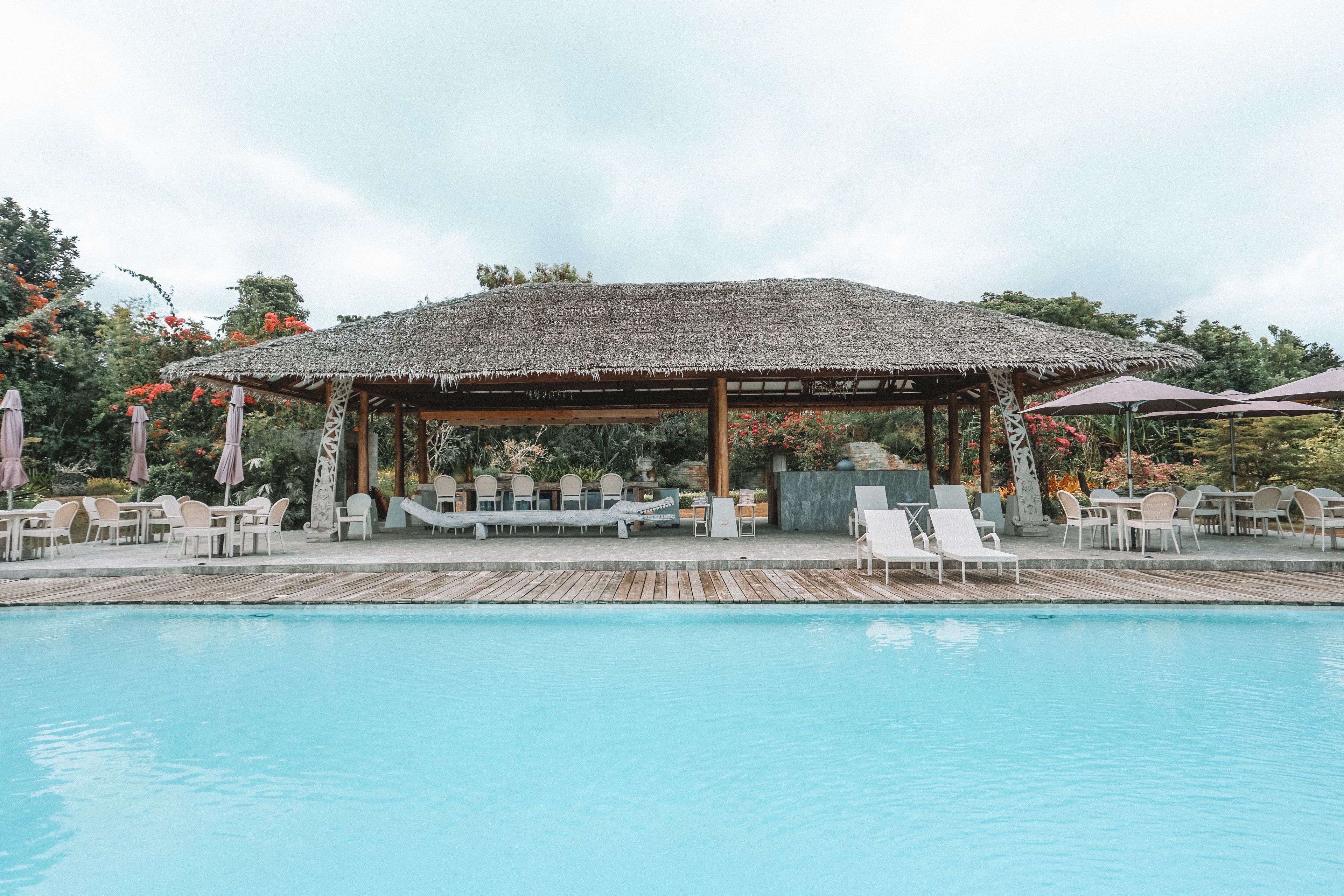 Alberca al aire libre y camastros 