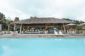 室外游泳池，提供日光浴躺椅