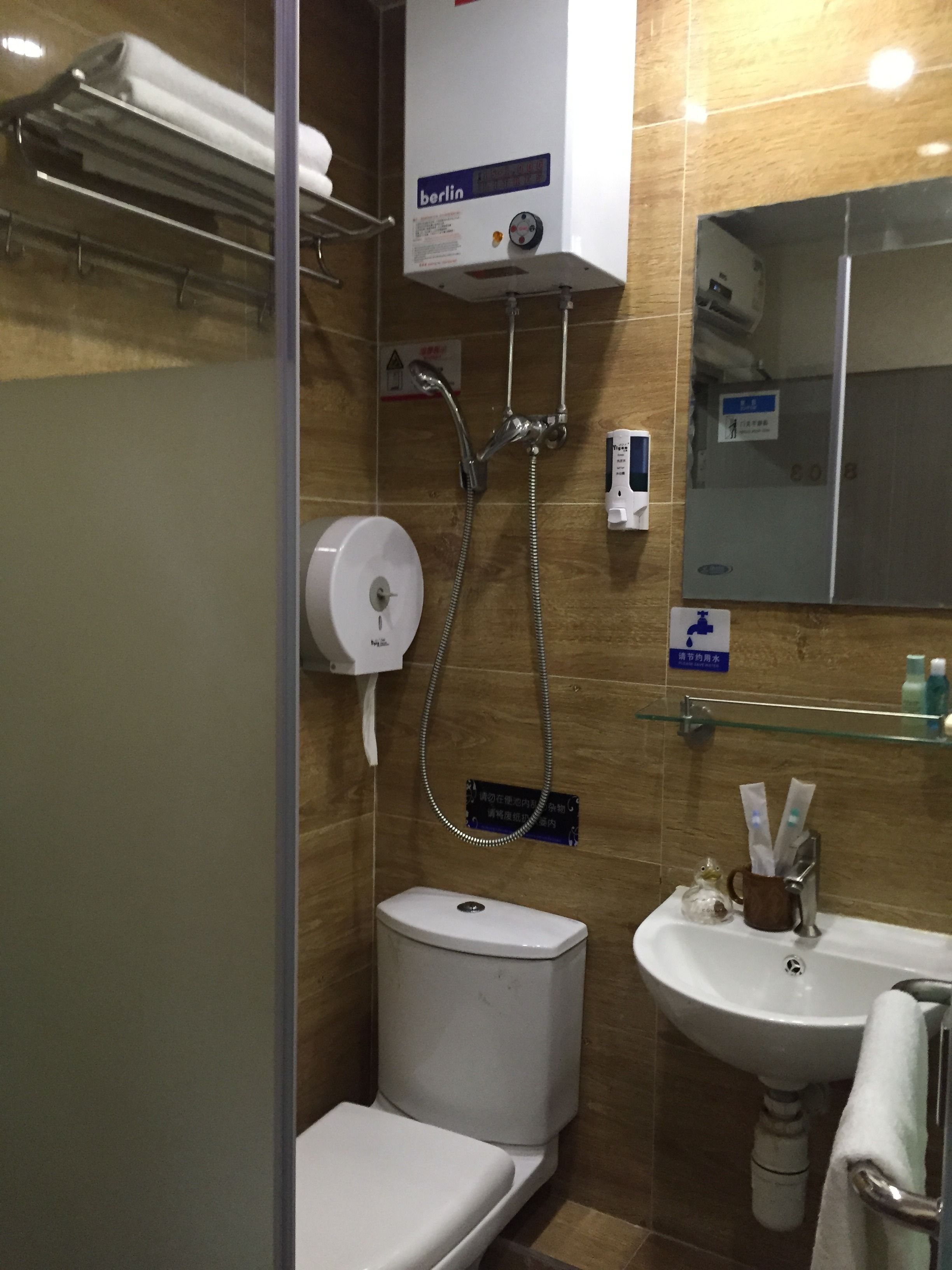 Junior Double Room | Bathroom | Shower, hair dryer, towels